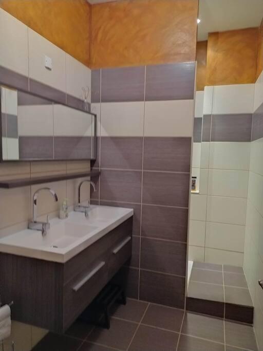 Appartement Spacieux Avec Grand Patio, 1Er Etage Sigean Ngoại thất bức ảnh